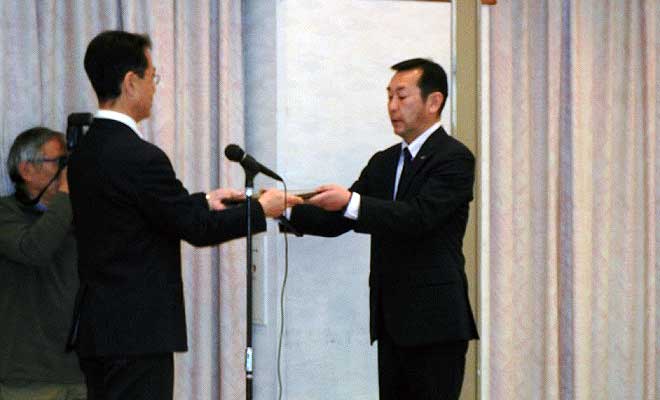 木下 俊さん が全国高等学校体育連盟サッカー専門部より表彰されました。